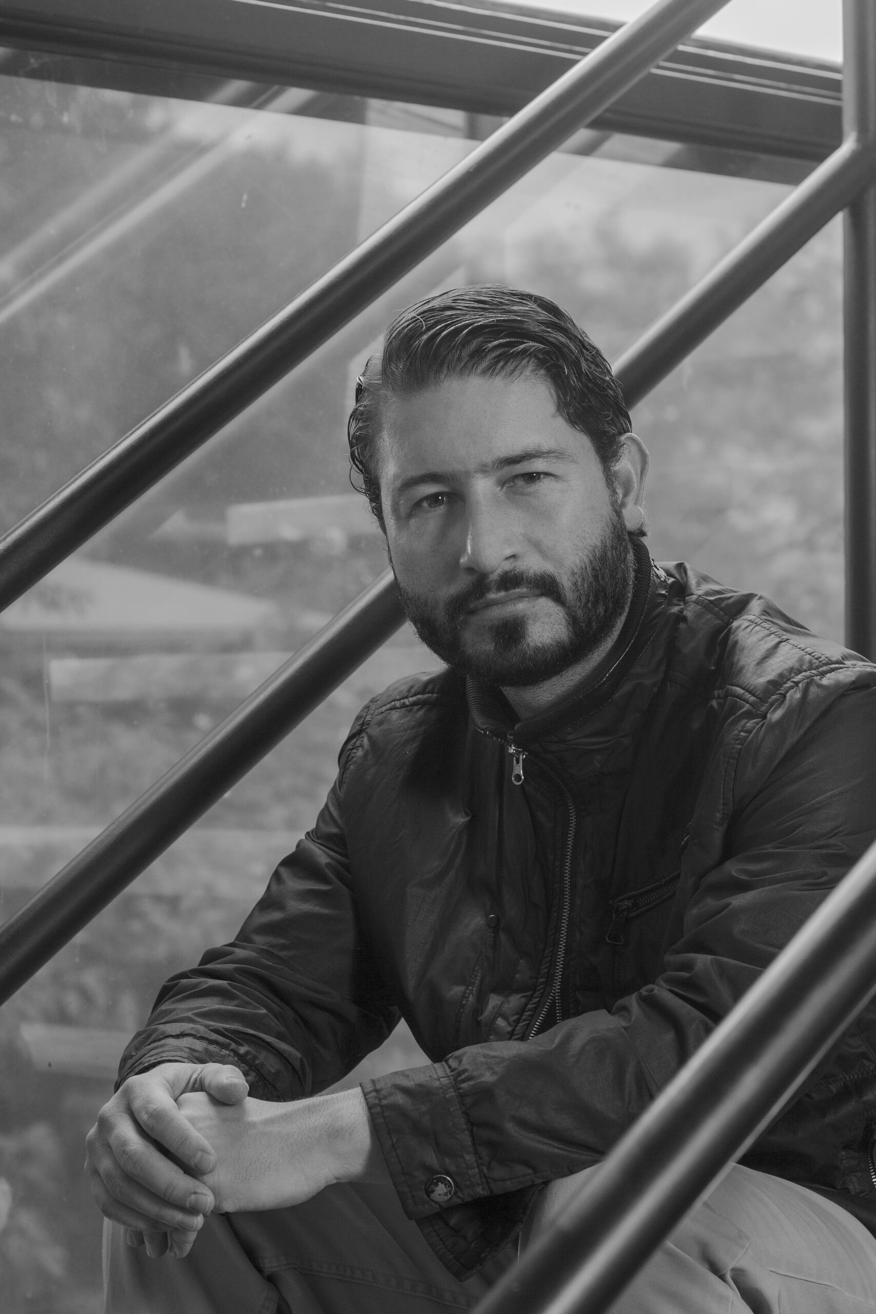 Santiago Sierra - Psicólogo clínico y escritor en foto blanco y negro